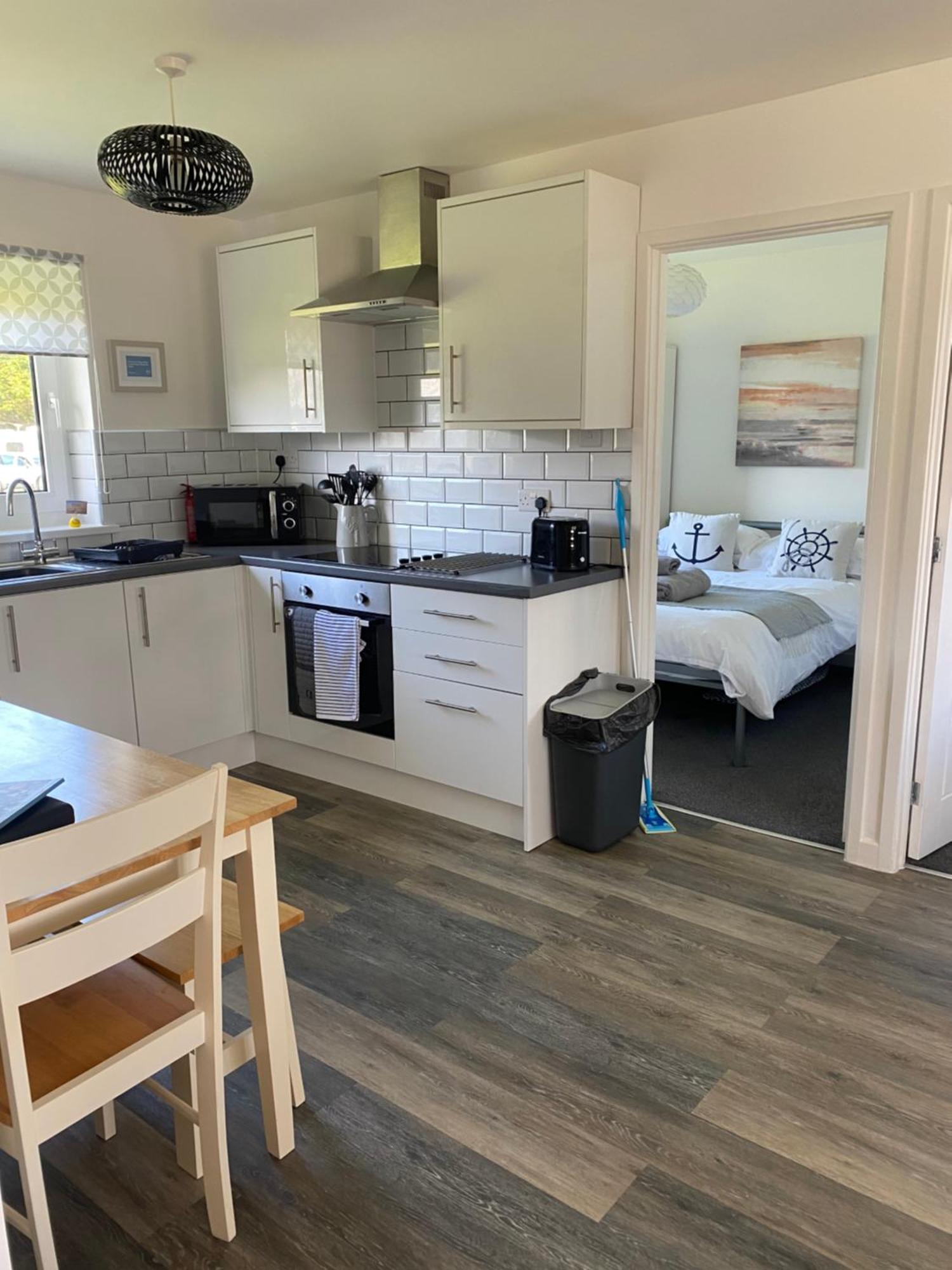44 Gower Holiday Village Ty Gwyr Cosy 2 Bedroom Chalet Суонзи Екстериор снимка