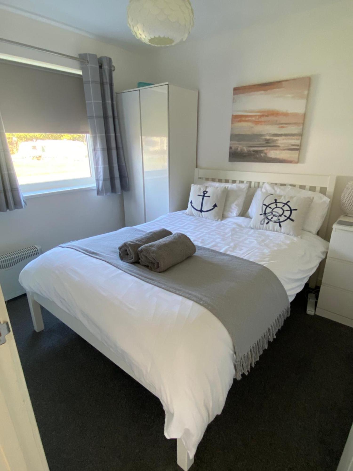 44 Gower Holiday Village Ty Gwyr Cosy 2 Bedroom Chalet Суонзи Екстериор снимка