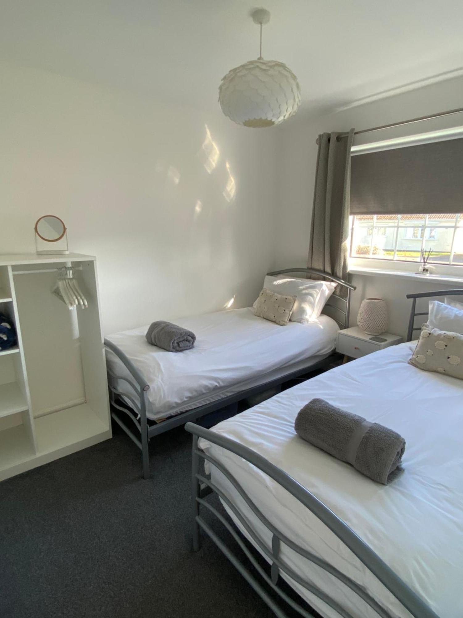 44 Gower Holiday Village Ty Gwyr Cosy 2 Bedroom Chalet Суонзи Екстериор снимка
