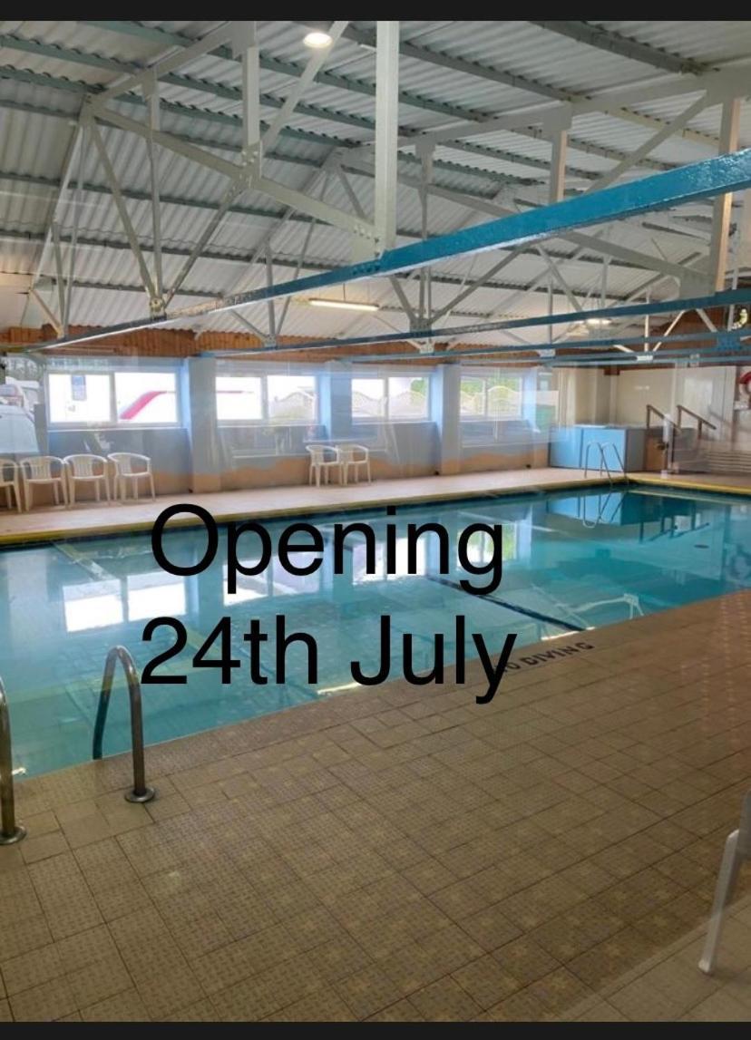 44 Gower Holiday Village Ty Gwyr Cosy 2 Bedroom Chalet Суонзи Екстериор снимка